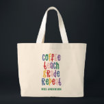 Grand Tote Bag Café, enseigner, grade, répéter professeur de typo<br><div class="desc">Café, enseigner, grade, répéter enseignant moderne coloré de la typographie arc-en-ciel cadeau. Montrez à votre professeur ce cadeau de Noël moderne ou de fin de mandat utile qui vous intéresse. Très important brins et bobs d'enseignant. Avec lettré à la main script fun moderne, et espace pour leur nom et le...</div>