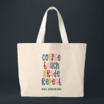 Grand Tote Bag Café, enseigner, grade, répéter professeur de typo<br><div class="desc">Café, enseigner, grade, répéter enseignant moderne coloré de la typographie arc-en-ciel cadeau. Montrez à votre professeur ce cadeau de Noël moderne ou de fin de mandat utile qui vous intéresse. Très important brins et bobs d'enseignant. Avec lettré à la main script fun moderne, et espace pour leur nom et le...</div>