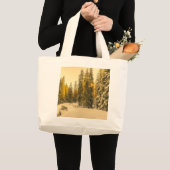 Grand Tote Bag Chemin d'hiver neigeux avec pins (Devant (produit))