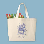 Grand Tote Bag Cheval de Dala suédois personnalisé<br><div class="desc">Un joli Dala Horse suédois traditionnel en bleu et blanc avec typographie script. Modifiez le nom pour personnaliser. Art original de Nic Squirrell.</div>