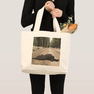 Grand Tote Bag Chiots Labrador Chocolat Allongé Sur Un Sentier De
