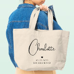 Grand Tote Bag Demoiselle d'honneur Mariage Étiquette Simple Mode<br><div class="desc">Sacs fourre-tout personnalisés avec le nom de demoiselle d'honneur, écriture calligraphique simple et moderne pour mariage, avec le nom de votre demoiselle d'honneur dans une élégante écriture calligraphique noire accentuée d'un simple cœur d'amour avec l'ajout de votre texte personnalisé tel que la date et demoiselle d'honneur. Les couleurs du texte...</div>