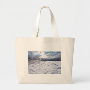 Grand Tote Bag Étang couvert de neige et forêts à Salem Hills