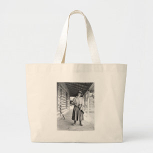 Grand Tote Bag Femme tenant un fusil sur un porche