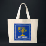 Grand Tote Bag HANOUKKA Star David Menorah Personnalisé BLEU<br><div class="desc">Sac fourre-tout élégant avec menorah couleur or et étoile de David couleur argent sur un arrière - plan BLEU (bleu pour correspondre au drapeau israélien). Le salutation HAPPY HANOUKKA est personnalisable pour que vous puissiez ajouter votre nom ou modifier le salutation. D'autres objets correspondants sont disponibles dans la collection HANOUKKA...</div>