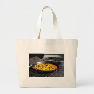 Grand Tote Bag La paella est cuite sur un grill
