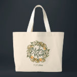 Grand Tote Bag Miniature en forme de couronne botanique d'agrumes<br><div class="desc">Courbe botanique d'agrumes de l'orangerie chic rustique,  écriture de lettre de la servante,  sac fourre-tout. Ligne de texte modèle pour la date de l'événement,  en couleur verte correspondante. Agrumes d'orange,  verdure du verger et fleurs florales blanches courbées avec la coordination du script vert Bridesmaid.</div>