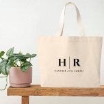 Grand Tote Bag Monogramme mariage Simple Classique Élégant Minima<br><div class="desc">Voici notre Mariage Monogram Simple Classic Elegant Minimal Grand Sac fourre-tout, l'exemple de sophistication et de style. Personnalisé avec votre monogramme mariage unique et doté d'un design minimaliste avec les initiales de la mariée et du marié, ce sac fourre-tout est un accessoire élégant qui complète votre thème mariage en toute...</div>