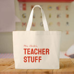 Grand Tote Bag Nom de l'enseignant personnalisé Cute minimaliste<br><div class="desc">Fourre-tout vos essentiels dans le style ! Ce sac minimaliste rouge rétro "trucs d'enseignant" avec votre nom personnalisé est parfait pour les papiers,  stylos et conférences pep. Un cadeau réfléchi pour votre éducateur préféré!</div>