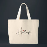Grand Tote Bag Nom de script manuscrit personnalisé Bridesmaid<br><div class="desc">Un script de style manuscrit nom sac fourre-tout personnalisé pour vos servantes, avec un petit coeur rouge mignon interagissant avec la typographie. Vous pouvez utiliser l'outil de conception pour cliquer sur le coeur et le déplacer pour convenir à votre propre esthétique pour ce design, ou de le laisser tel quel....</div>