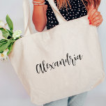 Grand Tote Bag Nom de script personnalisé Bridesmaid<br><div class="desc">Offrez un fourre-tout personnalisé à chaque membre de votre fête de mariage pour porter l'essentiel du jour de leur mariage ! Le design simple comprend le nom de chaque femme de ménage en écriture cursive noire.</div>