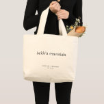Grand Tote Bag Nom personnalisé Bride Essentials minima Mariage<br><div class="desc">Portez votre journée de mariage dans un sac fourre-tout personnalisé "Bride Essentials" avec une élégante typographie noire sur un design épuré et minimaliste. Parfait pour les épouses qui aiment un look chic et moderne, cette fourre-tout spacieuse est idéale pour tenir tout ce dont vous avez besoin pour le grand jour,...</div>