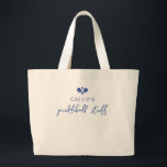 Grand Tote Bag Nom personnalisé du joueur de pickleball<br><div class="desc">Il y a beaucoup d'espace dans ce sac fourre-tout à deux côtés pour porter tous vos "trucs" - pagaies, boules, bouteille d'eau et plus encore. Ajoutez simplement vos deux lignes de texte pour personnaliser - nom du joueur, nom du club, nom de l'équipe, etc. Modifiez facilement les couleurs du graphique...</div>