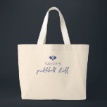 Grand Tote Bag Nom personnalisé du joueur de pickleball<br><div class="desc">Il y a beaucoup d'espace dans ce sac fourre-tout à deux côtés pour porter tous vos "trucs" - pagaies, boules, bouteille d'eau et plus encore. Ajoutez simplement vos deux lignes de texte pour personnaliser - nom du joueur, nom du club, nom de l'équipe, etc. Modifiez facilement les couleurs du graphique...</div>