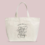 Grand Tote Bag Nom personnalisé Sleepover Script moderne Gold Hea<br><div class="desc">Ce sac fourre-tout moderne avec un design de calligraphie décontracté et chic minimaliste lisant SLEEPOVER BAG ainsi que votre nom personnalisé, dispose de lignes propres pour créer un aspect élégant et sophistiqué. Le style sobre avec le joli détail de coeur en or imprimé ajoute une touche de sophistication à ce...</div>