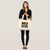 Grand Tote Bag Pas plus de slogan antinucléaire (Devant (modèle))