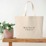 Grand Tote Bag Personnaliser le cadeau de la servante d'accueil M<br><div class="desc">Un "Cadeau d'honneur de femme de ménage personnalisée" est une idée fantastique pour exprimer votre gratitude et votre amour aux membres de votre fête de mariage. Que vous soyez à la recherche d'idées de propositions de demoiselles d'honneur ou que vous ayez besoin d'un cadeau d'honneur réfléchi, ces sacs fourre-tout personnalisés...</div>