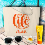 Grand Tote Bag Pool Life Orange<br><div class="desc">Faites une déclaration ou offrez-vous un cadeau amusant,  ce sac fourre-tout de couleurs naturelles porte votre nom et "Pool life parce que les plages sont salées" en lettres orange chic. CORRESPONDANCE d'objets dans notre collection.</div>