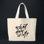 Grand Tote Bag Quel Jour Est-Il Lettré À La Main Fourre-tout<br><div class="desc">Vos jours sont-ils flous ? Est-ce mardi ou peut-être mercredi ? Ce fourre-tout humoristique va égayer l'humeur de tout être humain surchargé. "Quel jour est-ce ?" est écrit à la main en noir.</div>
