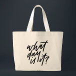 Grand Tote Bag Quel Jour Est-Il Lettré À La Main Fourre-tout<br><div class="desc">Vos jours sont-ils flous ? Est-ce mardi ou peut-être mercredi ? Ce fourre-tout humoristique va égayer l'humeur de tout être humain surchargé. "Quel jour est-ce ?" est écrit à la main en noir.</div>
