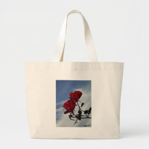 Grand Tote Bag Roses rouges contre un ciel bleu vif