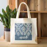Grand Tote Bag Sapphire Blue Vintage Damask Modèle et nom<br><div class="desc">Un motif vintage avec tableau de bord et dentelle. Regardez de près les fleurs et les feuilles.Un design tendance avec les couleurs de bijoux et l'élégance. Les éléments sont plus faciles à customiser lorsque vous remplacez tout le texte et les photos en premier. Si votre art doit encore être ajusté,...</div>