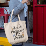 Grand Tote Bag Trouble de chat obsessionnel<br><div class="desc">J'adore mes chats. J'ai l'OCD,  Obsessive Cat Disorder. Un cadeau drôle de chaton qui ferait un grand cadeau pour quelqu'un qui aime les chatons mignons. Les différentes races de chats rampent sur les lettres de ce joli sac chic.</div>