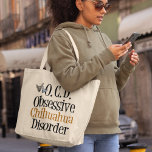 Grand Tote Bag Trouble obsessionnel du Chihuahua<br><div class="desc">Je suis obsédée par les mignons chiens chihuahua,  ma race préférée de chien. Un cadeau amusant pour un propriétaire de chihuahua qui lit Obsessive Chihuahua Trouble pour un amoureux des animaux de compagnie.</div>
