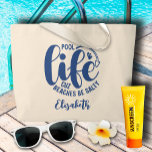Grand Tote Bag Vie de piscine bleu<br><div class="desc">Faites une déclaration ou offrez-vous un cadeau amusant,  ce sac fourre-tout de couleurs naturelles porte votre nom et "Pool life parce que les plages sont salées" en lettres bleues chic. CORRESPONDANCE d'objets dans notre collection.</div>