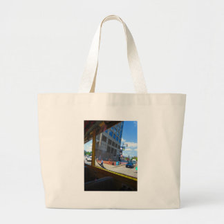 Grand Tote Bag Vues de fenêtre de bus touristique de ville