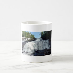 Grande belle tasse de café de cascade