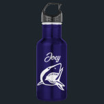 Grande bouteille d'eau personnalisée de requin bla<br><div class="desc">Grand requin blanc cadeau de bouteille d'eau personnalisée. Bouteille de boisson couleur bleue ou personnalisée. Ajoutez votre propre nom personnalisé. Une idée cadeau unique pour les enfants,  les marins,  les skipper,  les capitaines de bateaux,  les pêcheurs,  etc. Dessin de requin sauvage.</div>