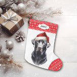 Grande Chaussette De Noël Black Labrador Retriever Santa Hat<br><div class="desc">L'avant de cette réserve de vacances montre l'image d'un majestueux Labrador Retriever noir portant un chapeau de Père Noël. L'image est placée sur un arrière - plan blanc, et l'orteil et la bordure supérieure sont un motif de flocon rouge et blanc. Sur la bordure supérieure se trouve un étiquette blanc...</div>