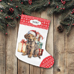 Grande Chaussette De Noël Chocolat Labrador Retriever Puppy Gifts<br><div class="desc">L'avant de cette réserve de vacances montre l'image d'un adorable chiot du Labrador Retriever au chocolat portant un chapeau de Père Noël rouge et blanc et assis devant les cadeaux de Noël emballés. Les orteils et la bordure supérieure sont un motif de flocon rouge et blanc. Sur la bordure supérieure...</div>