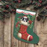 Grande Chaussette De Noël Collie Peeking<br><div class="desc">Cette réserve de vacances a l'image d'un adorable chien Collie Bordure noir et blanc qui regarde à partir d'une réserve rouge ornée. L'image est entourée de baies saintes, de baies rouges et de fleurs de poinsettia, et est placée sur un arrière - plan vert de Noël. Une arête blanche bordée...</div>