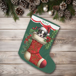 Grande Chaussette De Noël Cute Boston Terrier Puppy Peeking<br><div class="desc">Cette réserve de vacances a l'image d'un adorable chiot Boston Terrier qui sort d'une réserve rouge ornée. L'image est entourée de baies saintes, de baies rouges et de fleurs de poinsettia, et est placée sur un arrière - plan vert de Noël. Une arête blanche bordée de rouge tient votre nom...</div>