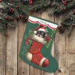 Grande Chaussette De Noël Cute Chihuahua Puppy Peeking<br><div class="desc">Cette réserve de vacances a l'image d'un adorable chiot noir et tan Chihuahua, sorti d'un bas rouge orné. L'image est entourée de baies saintes, de baies rouges et de fleurs de poinsettia, et est placée sur un arrière - plan vert de Noël. Une arête blanche bordée de rouge tient votre...</div>