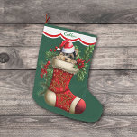 Grande Chaussette De Noël Cute Yorkshire Terrier Chien Peeking<br><div class="desc">Cette réserve de vacances a l'image d'un adorable petit chien du Yorkshire Terrier en regardant d'un bas rouge orné. L'image est entourée de baies saintes, de baies rouges et de fleurs de poinsettia, et est placée sur un arrière - plan vert de Noël. Une arête blanche bordée de rouge tient...</div>