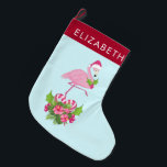 Grande Chaussette De Noël Flamant rose rose en Santa Hat avec Sucre de canne<br><div class="desc">Récipiendaire de Noël avec un flamant de Noël à thème tropical portant un chapeau de santa rose. Sous ses pieds se trouve un bouquet de sucre de canne avec de jolies fleurs tropicales et des baies roses. Un bourgeon de saint sur sa poitrine.</div>