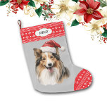Grande Chaussette De Noël Frontière de Snowflake Sheepdog de Santa Hat Shetl<br><div class="desc">L'avant de cette réserve de vacances montre une image d'un chien de mouton Shetland portant un chapeau de Père Noël. L'image est placée sur un arrière - plan gris argenté, et l'orteil et la bordure supérieure sont un motif de flocon rouge et blanc. Sur la bordure supérieure se trouve un...</div>