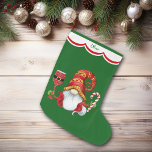 Grande Chaussette De Noël Funny Santa Hat Gnome<br><div class="desc">Cette réserve de vacances a l'image d'un elfe de gnome mignon vêtu d'un chapeau de Père Noël motif de rennes rouge et or. Il tient un verre de vin du Père Noël d'une main, et un sucre de canne rayé rouge et blanc de l'autre. et est placé sur un arrière...</div>