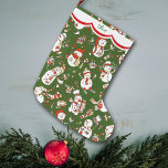 Grande Chaussette De Noël Funny Snowman Motif sur Green<br><div class="desc">Ce joli magasin de vacances a des images de caricaturistes dans diverses activités, y compris le ski, le patinage et le shopping pour Noël. Les images sont principalement en noir, rouge, bleu et or, et placées sur un arrière - plan vert de Noël. Une arête blanche bordée de rouge tient...</div>