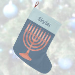 Grande Chaussette De Noël Hanoukka Rustic Menorah Cute Kids Chrismukkah<br><div class="desc">Pour les enfants dans les familles mixtes, ces bas "Noël" Hanoukka personnalisés rassemblent les confessions. Conçus avec un riche arrière - plan bleu foncé et un imprimé bleu clair pâle "menotté", ces bas de vacances présentent une menorah en faux bois et le nom de l'enfant (ou des adultes !) imprimé...</div>