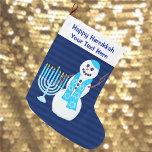 Grande Chaussette De Noël Hanoukka Snowman Juif Menorah Bleu Pour Enfants<br><div class="desc">Ce n'est pas parce que vous fêtez Chanukkah que vous ne pouvez pas accrocher un bas. Ce bonhomme enneigé dans son foulard bleu vif Star Of David avec sa propre Menorah est un design original qui rend le stockage Hanoukka blanc et bleu encore plus unique. Personnalisez le texte de Happy...</div>