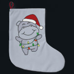 Grande Chaussette De Noël Hippo Noël Animaux d'hiver Hippopotames Grand Chri<br><div class="desc">L'hippo à Noël avec des lumières de fées. Animaux amusants avec des cadeaux et de la neige pour les vacances. Un doux salut de Noël. Les hippopotames sont des animaux mignons et parfaits pour Noël.</div>