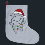 Grande Chaussette De Noël Hippo Noël Animaux d'hiver Hippopotames Grand Chri<br><div class="desc">L'hippo à Noël avec des lumières de fées. Animaux amusants avec des cadeaux et de la neige pour les vacances. Un doux salut de Noël. Les hippopotames sont des animaux mignons et parfaits pour Noël.</div>