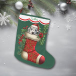 Grande Chaussette De Noël Joli Noël Puppy Peeking Dalmatien<br><div class="desc">Cette réserve de vacances a l'image d'un adorable petit chiot dalmate qui sort d'une réserve rouge ornée. L'image est entourée de baies saintes, de baies rouges et de fleurs de poinsettia, et est placée sur un arrière - plan vert de Noël. Une arête blanche bordée de rouge tient votre nom...</div>