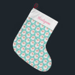 Grande Chaussette De Noël Le Père Noël en Casquette rose Noël<br><div class="desc">Ce bas de Noël de style vintage présente des illustrations rétro de visages de Père Noël habillés de jolis chapeaux de Père Noël rose pastel et dressés contre un arrière - plan vert menthe à motifs. Il y a un endroit en haut pour ajouter un nom dans la coordination de...</div>