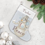 Grande Chaussette De Noël Paix - Bleu clair Carton Steampunk Snowman<br><div class="desc">La technologie rencontre la nature comme un bonhomme de neige mécanique steampunk tient une colombe blanche innocente dans la main. Ce dessin original et mignon fait des bas de Noël uniques avec un texte personnalisé pour les enfants.</div>