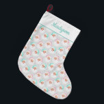 Grande Chaussette De Noël Pastel Santa Claus fait face à Noël Vintage<br><div class="desc">Ce bas de Noël de style vintage présente des illustrations rétro de visages du Père Noël habillés de chapeaux de Père Noël vert menthe et rose pastel contre un arrière - plan gris colombe à motifs. Il y a un endroit en haut pour ajouter un nom dans la coordination de...</div>